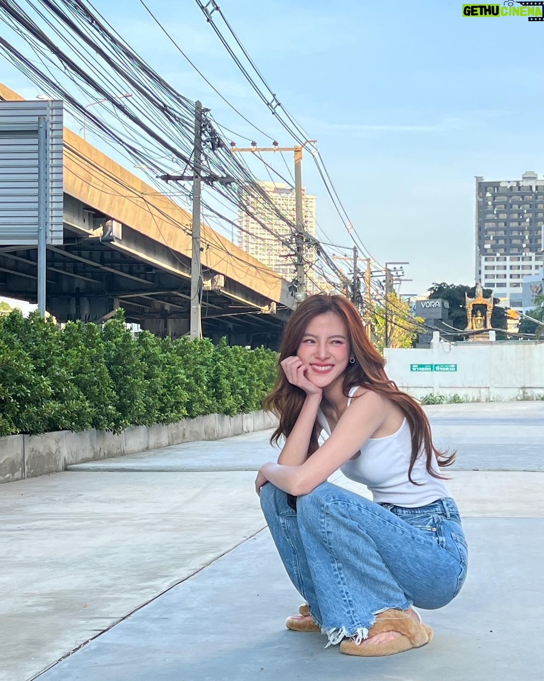 Pimchanok Luevisadpaibul Instagram - เมื่อเราได้เลิกงานก่อนแดดหมด 🥳🌤️