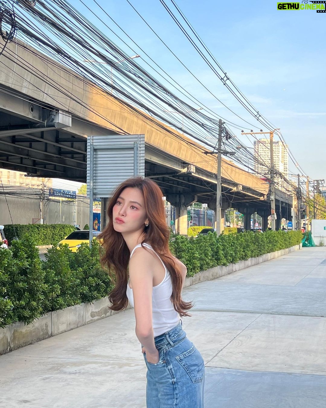 Pimchanok Luevisadpaibul Instagram - เมื่อเราได้เลิกงานก่อนแดดหมด 🥳🌤️
