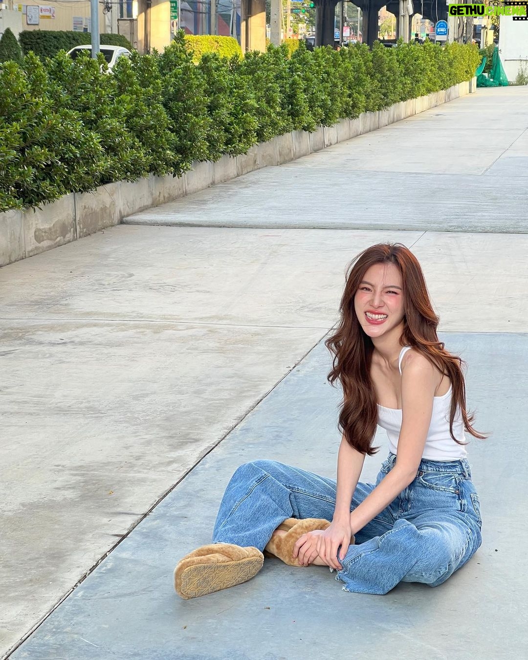 Pimchanok Luevisadpaibul Instagram - เมื่อเราได้เลิกงานก่อนแดดหมด 🥳🌤️