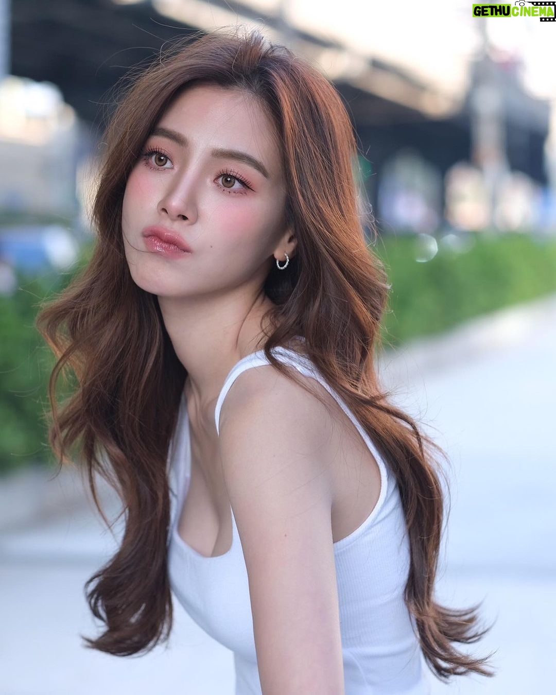 Pimchanok Luevisadpaibul Instagram - เมื่อเราได้เลิกงานก่อนแดดหมด 🥳🌤️