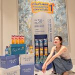 Pimchanok Luevisadpaibul Instagram - ครีมกันแดด #MizuMi ที่ใบเลิฟมากกกก💙 ก่อนออกจากบ้านต้องทาตลอด ตอนนี้เค้ามีทั้งกันแดดหน้าและตัวรวมถึง 5 สูตรแล้วนะ แถมกันแดดตัวยอดขายทะลุ 1 ล้านหลอดเรียบร้อยแล้วว ปังมากก!! . ✨11.11 นี้ใครตำมาแล้ว ยกมือขึ้นน!! . #MizuMilove #MizuMi #Baifernbah #Enjoythesun