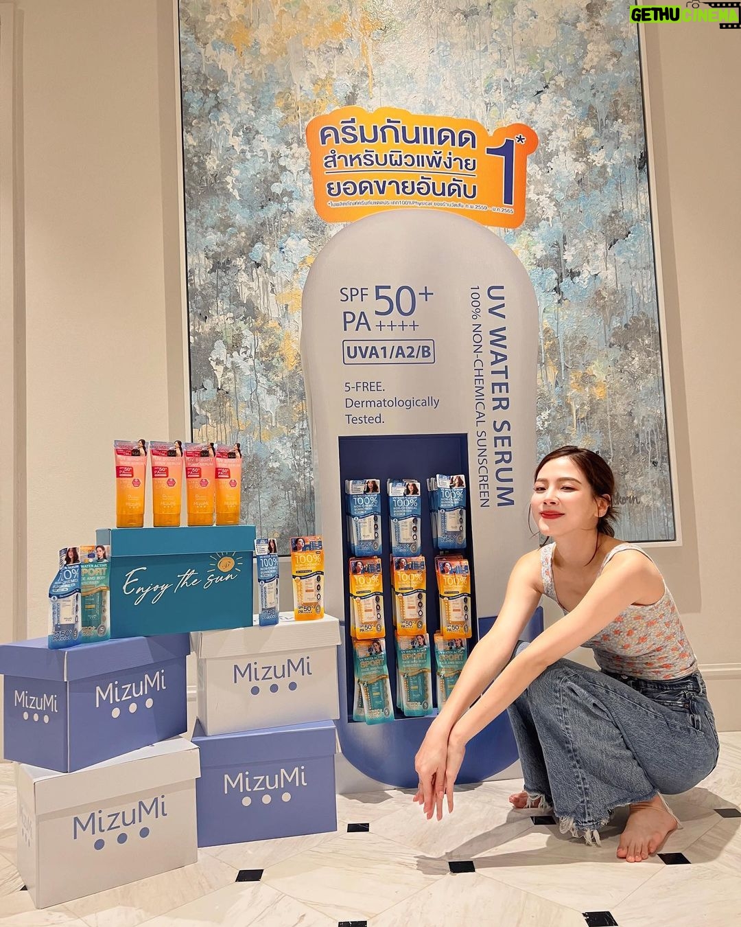 Pimchanok Luevisadpaibul Instagram - ครีมกันแดด #MizuMi ที่ใบเลิฟมากกกก💙 ก่อนออกจากบ้านต้องทาตลอด ตอนนี้เค้ามีทั้งกันแดดหน้าและตัวรวมถึง 5 สูตรแล้วนะ แถมกันแดดตัวยอดขายทะลุ 1 ล้านหลอดเรียบร้อยแล้วว ปังมากก!! . ✨11.11 นี้ใครตำมาแล้ว ยกมือขึ้นน!! . #MizuMilove #MizuMi #Baifernbah #Enjoythesun