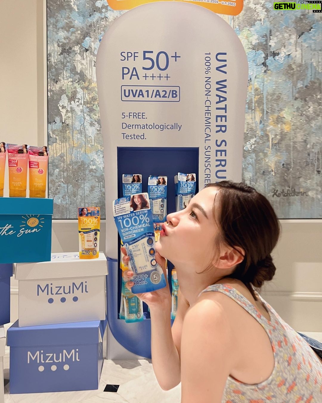 Pimchanok Luevisadpaibul Instagram - ครีมกันแดด #MizuMi ที่ใบเลิฟมากกกก💙 ก่อนออกจากบ้านต้องทาตลอด ตอนนี้เค้ามีทั้งกันแดดหน้าและตัวรวมถึง 5 สูตรแล้วนะ แถมกันแดดตัวยอดขายทะลุ 1 ล้านหลอดเรียบร้อยแล้วว ปังมากก!! . ✨11.11 นี้ใครตำมาแล้ว ยกมือขึ้นน!! . #MizuMilove #MizuMi #Baifernbah #Enjoythesun