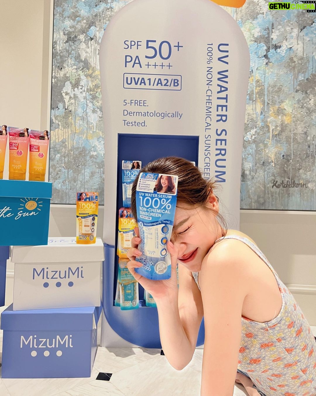 Pimchanok Luevisadpaibul Instagram - ครีมกันแดด #MizuMi ที่ใบเลิฟมากกกก💙 ก่อนออกจากบ้านต้องทาตลอด ตอนนี้เค้ามีทั้งกันแดดหน้าและตัวรวมถึง 5 สูตรแล้วนะ แถมกันแดดตัวยอดขายทะลุ 1 ล้านหลอดเรียบร้อยแล้วว ปังมากก!! . ✨11.11 นี้ใครตำมาแล้ว ยกมือขึ้นน!! . #MizuMilove #MizuMi #Baifernbah #Enjoythesun