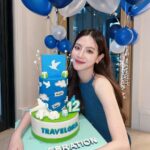 Pimchanok Luevisadpaibul Instagram - Happy Birthday 🎂 @traveloka.th ✈️ 🏩 🎡 Traveloka ฉลองครบรอบ 12 ปี แจกส่วนลดทริป รวมมูลค่าสูงสุด ฿12,000 🤑 สำหรับจองเที่ยวบิน ที่พัก และกิจกรรมท่องเที่ยว วันนี้ - 1 มี.ค. 67 เท่านั้น อยากจองทริป ต้องแอป Traveloka เท่านั้น #TravelokaTH #Traveloka12thSalebration