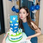 Pimchanok Luevisadpaibul Instagram - Happy Birthday 🎂 @traveloka.th ✈️ 🏩 🎡 Traveloka ฉลองครบรอบ 12 ปี แจกส่วนลดทริป รวมมูลค่าสูงสุด ฿12,000 🤑 สำหรับจองเที่ยวบิน ที่พัก และกิจกรรมท่องเที่ยว วันนี้ - 1 มี.ค. 67 เท่านั้น อยากจองทริป ต้องแอป Traveloka เท่านั้น #TravelokaTH #Traveloka12thSalebration
