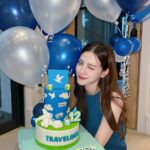 Pimchanok Luevisadpaibul Instagram - Happy Birthday 🎂 @traveloka.th ✈️ 🏩 🎡 Traveloka ฉลองครบรอบ 12 ปี แจกส่วนลดทริป รวมมูลค่าสูงสุด ฿12,000 🤑 สำหรับจองเที่ยวบิน ที่พัก และกิจกรรมท่องเที่ยว วันนี้ - 1 มี.ค. 67 เท่านั้น อยากจองทริป ต้องแอป Traveloka เท่านั้น #TravelokaTH #Traveloka12thSalebration