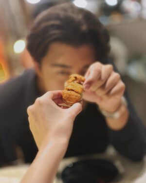 Pimchanok Luevisadpaibul Instagram - ที่นี่ที่ไหน ใช่ที่รักอ้ะป่าว 😜🧡💙

#happyvalentinesday