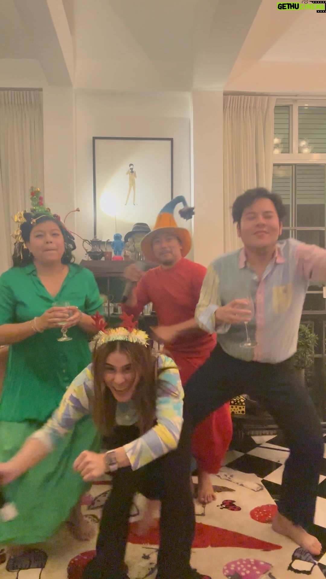 Pimdao Panichsamai Instagram - Early Christmas Party πͺ©ππ€ΆπΊπ thank you for such a warming welcome @parnarts Love you long time my teacher πβ€οΈπ· Chubby Papaya