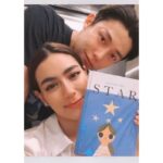 Pimdao Panichsamai Instagram - 🎄🎁 ก่อนหมดปี มัดหมี่ขออนุญาตนำเสนอหนังสือมัดใจ เล่ม 1 (ปี 2013) หนังสือมัดใจ เล่ม 2 (ปี 2017) และสมุดโน้ต Follow the star (สมุดโน้ตให้เราจดบันทึกประจำวัน หรือตอบคำถามกับตัวเองก่อนหมดวัน พร้อม quotes ต่างๆ ปี 2019) อีกหนึ่งงานอดิเรกที่ชื่นชอบ คือการคิดและเขียน ในแต่ละวันเรามักจะเจอเรื่องราวต่างๆที่ดีบ้างไม่ดีบ้าง ประสบการณ์ที่หล่อหลอมเรา ตลอดจนธรรมะและคำสอนต่างๆที่ได้จากครูอาจารย์ไว้คอยเตือนสติ เตือนใจตนเอง จนมัดหมี่ตกตะกอนมาเรื่อยๆได้เป็น quotes สั้นๆรวมเล่มเป็นหนังสือ หากใครสนใจอุดหนุน ทักไลน์ส่วนตัวหรือสามารถ DM Instagram มัดหมี่มาได้เลยนะคะ 😊💘📝 มัดใจ เล่ม 1 ราคา 250 บาท มัดใจเล่ม 2 ราคา 280 บาท สมุดโน้ตให้ดาวนำทาง 320 บาท หากซื้อ 3 เล่มรวมค่าส่ง ราคา 1000 บาทนะคะ 🌟🤍🙏🏻 #mutmeesays #Mudjaibook #followthestarjournal