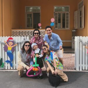 Pimdao Panichsamai Instagram - We are here for Tycoon and friends Christmas show at school 👦🏻🧒🧒🏻👦🏻🎄🧑‍🎄🍿 ป้ามัดหมี่ภูมิใจครับ 😊 #Dayswithtycoon