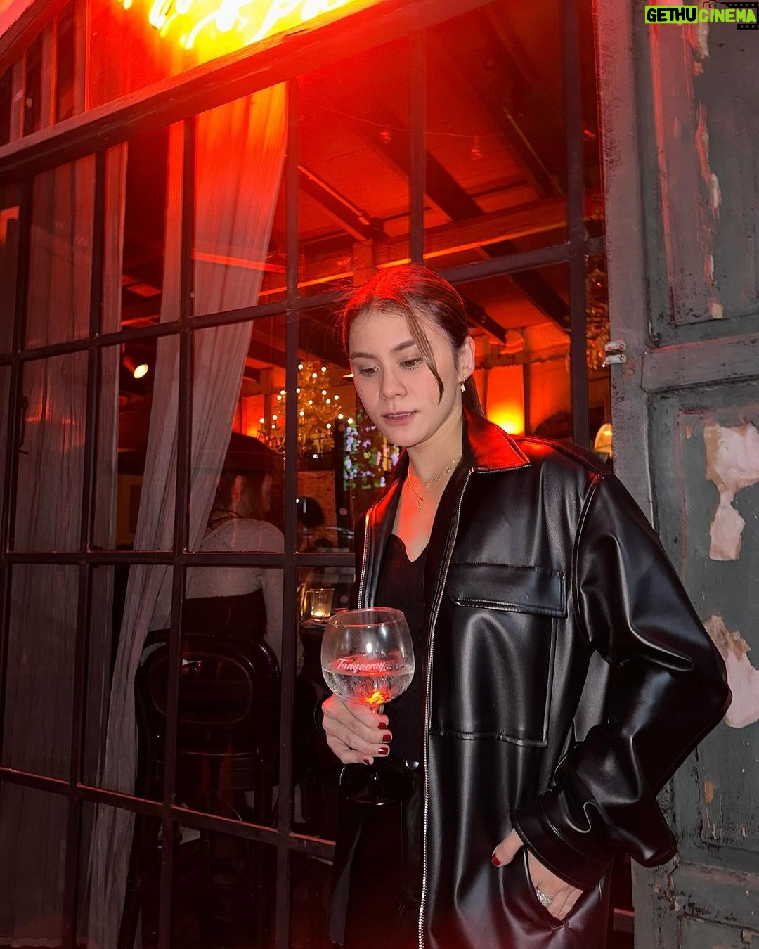 Pimdao Panichsamai Instagram - 🍸🎶🌹 #Tanqueray