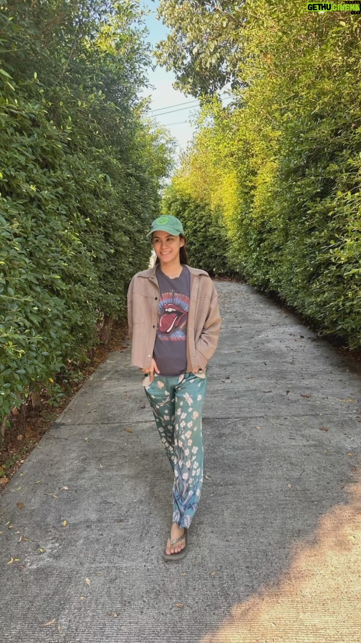 Pimdao Panichsamai Instagram - ถึง… มัดหมี่ :) ขอบคุณนะที่พาตัวเองมาที่นี่ ได้มาฝึกจิตใจ ตามดูกาย และอยู่กับธรรมชาติแบบนี้ 😊 ในชีวิตที่ผ่านมา เราพบสิ่งเร้ามากมายภายนอก ทั้งความเร่งรีบในการดำเนินชีวิต ความฉาบฉวยของ social media และสังคม ทำให้เราเผลอยึดติด ไหลตามกระแสกิเลส ที่มีทั้งความโลภ โกรธ หลง จนสิ่งเหล่านี้เข้ามาครอบงำจิตใจ ทำให้เราขาดสติ ลืมมองโลกตามความเป็นจริงอยู่บ่อยครั้ง การที่เรามาให้เวลากับตัวเองในครั้งนี้ เราพบแก่นแท้บางอย่างที่มีอยู่ภายใน นั่นคือความจริงของธรรมชาติที่ว่าทุกสิ่งล้วนเกิดขึ้น และดับไปเป็นธรรมดา ไม่คงทน ไม่คงที่ ล้วนเปลี่ยนแปลงอยู่เสมอ ทั้งภายในกาย ในใจเรา และสิ่งต่างๆภายนอก ความเจ็บปวดและความทุกข์ที่เกิดขึ้นของมัดหมี่ที่ผ่านมา คือ ความอยากให้ทุกสิ่งเป็นอย่างที่มันควรเป็น ต้านและปรุงแต่งต่อจนจิตเกิดความเคยชินกับสภาวะต่างๆ และเคยชินกับการตอบโต้ต่อทุกความรู้สึกที่ผ่านมาโดยขาดสติสัมปชัญญะ จนเป็นการสร้างกรอบแห่งกองทุกข์ใหม่ ลืมซึ่งแก่นแท้ความจริงของธรรมชาติที่ว่า ทุกสิ่งล้วนแปรเปลี่ยนไป 🥹😊 ดีใจที่ได้กลับมาดูใจ และอยู่กับภายในอย่างแท้จริง ได้ปรับฐานของใจให้มั่นคงแข็งแรงขึ้น อย่างน้อยๆ เพียงแค่เรามีสติ รู้เท่าทันความรู้สึกที่เกิดขึ้นภายในกายและใจเราก็ดีมากแล้ว ค่อยๆเดินทางไปกับธรรมชาติ ไม่สวนทางหรือบีบคั้นตัวเอง ยอมรับทุกความรู้สึกที่เกิดขึ้น แล้วจิตใจจะค่อยๆเป็นอิสระมากขึ้น Just let it be and be free 🌠🌍 พอใจในสิ่งที่มีและเป็นอยู่ ณ ปัจจุบัน และจะหมั่นฝึกฝนต่อไป 🫶🏻🩵🙏🏻😊 ขอบคุณตัวเอง ขอบคุณทุกประสบการณ์ ทุกบทเรียน ทุกคน ขอบคุณธรรมชาติ ขอบคุณทุกความรู้สึกที่ผ่านเข้ามาและผ่านไป ขอบคุณธรรมะ และการวิปัสสนา ขอเป็นหนึ่งกำลังใจให้กับทุกคนที่กำลังเผชิญหน้ากับความทุกข์และการเปลี่ยนแปลง คุณมีคุณค่าเสมอในแบบที่เป็น และทุกสิ่งจะผ่านไปอย่างแน่นอน 😁 ส่งเมตตาและความปราถนาดีให้ค่ะ 🦋💙 May all be happy, May you be happy, May all beings be happy, may all beings be peaceful :) ศูนย์วิปัสสนากรรมฐานธรรมจันทปภา