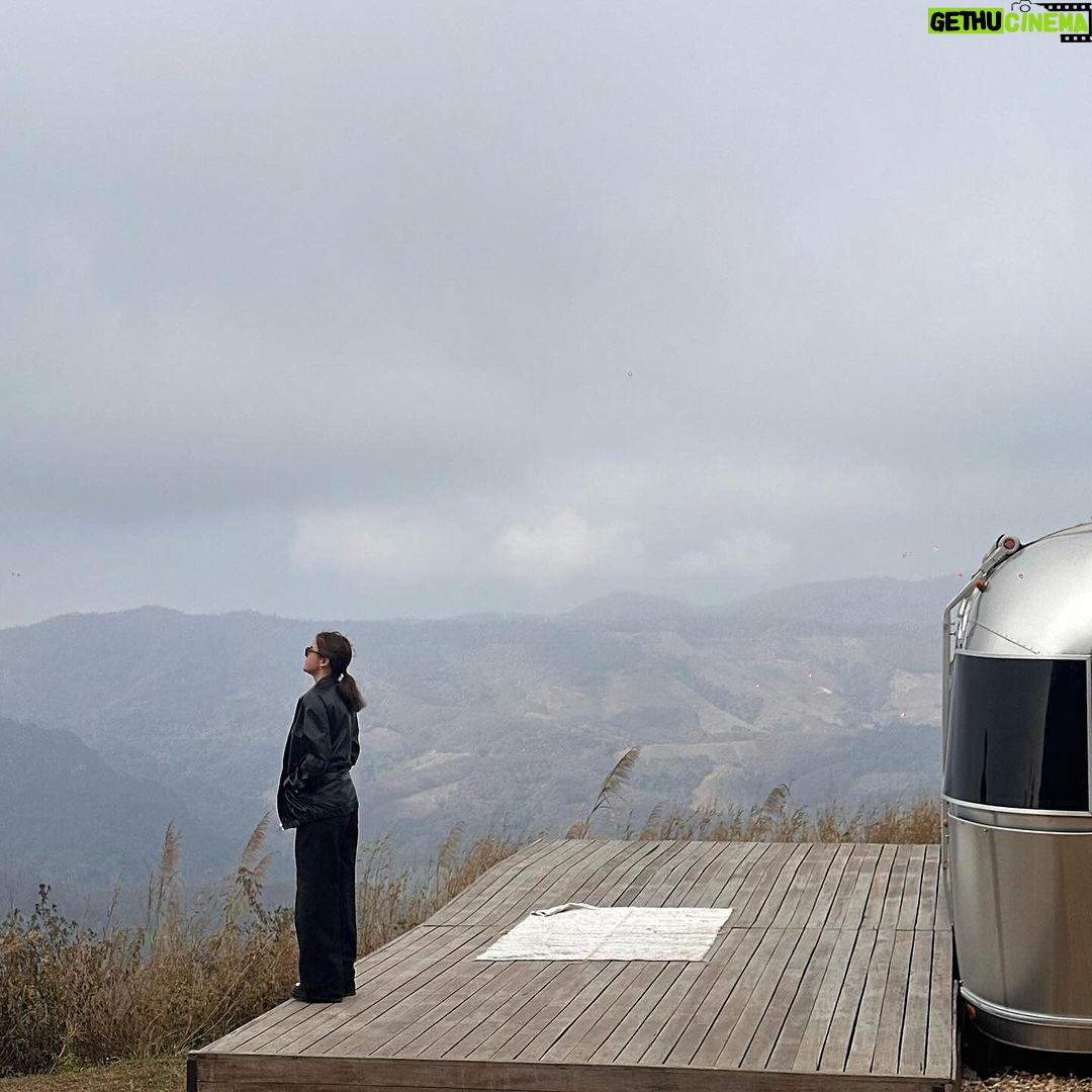 Pimdao Panichsamai Instagram - Meet me in the mountains ⛰️🤎 @googlamper Goo Glamper