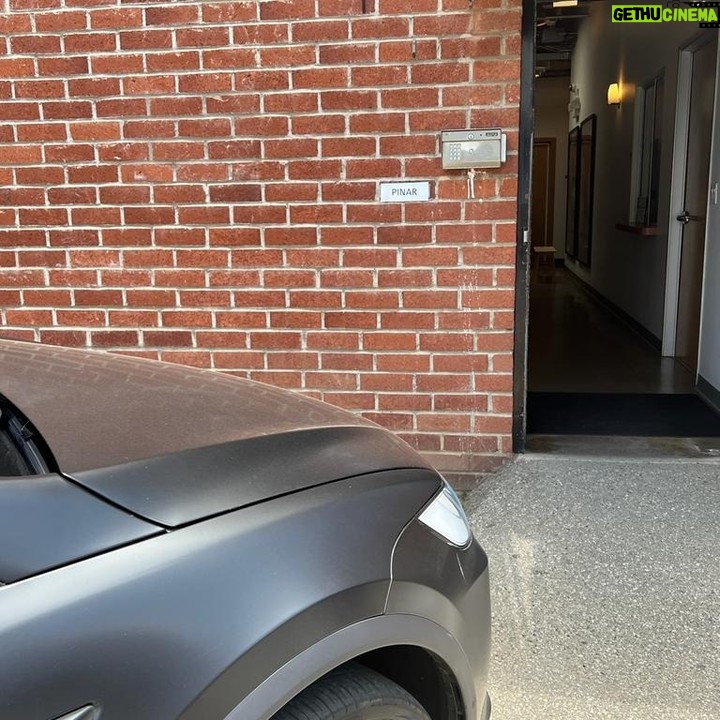Pinar Toprak Instagram - At Remote Control to hear mixes from @alanmeyersonmusic ... I started here 20 years ago as an intern and programmer for @hanszimmer. Feels good to have an assigned parking spot now 😅
