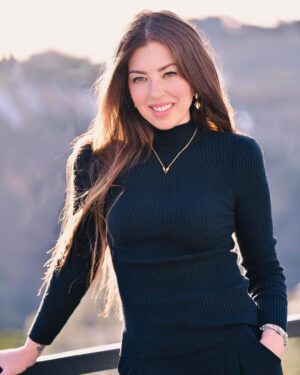 Pinar Toprak Instagram - I finally have new headshots! Those that know me know how much I hate being in front of any sort of camera with all my heart. It’s seriously anxiety inducing for me.  But the wonderful @sandrinegomezphotography took this composer out of her natural habitat and made me feel so comfortable and captured me wearing something other than sweatpants (almost, I think I wore them in a couple of pictures 😅) Thank you, Sandrine, you’re amazing! 💖

Which one of these you guys like the most?