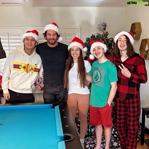 Pinar Toprak Instagram - Christmas with my most favorite people. ❤️ Happy Holidays to all! 🎄
