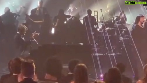 Pinar Toprak Instagram - Happy Oscars Weekend! 🌟 This was me waving my arms in front of the orchestra during @billieeilish and @finneas’ performance of “No Time To Die” last year. Such a surreal and unforgettable experience.