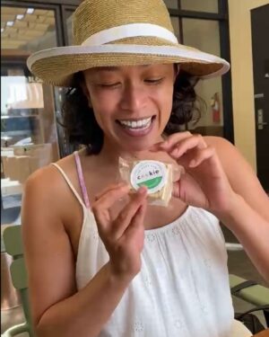 Pisay Pao Instagram - The. Very. Best. Rice. Krispy. Ever. 
Thank you for putting a little extra hump 😉 in my hump day 😘 @theverybestcookie @kirstynshaw #thehumptydance #happydance #humpday #theverybestcookie 🍪❤️