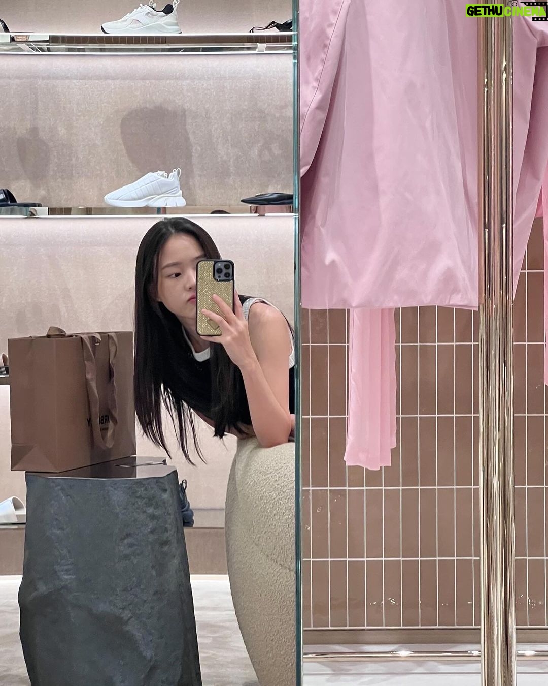 Pitchatorn Santinatornkul Instagram - random mirror selfie 🤍🥰🩷