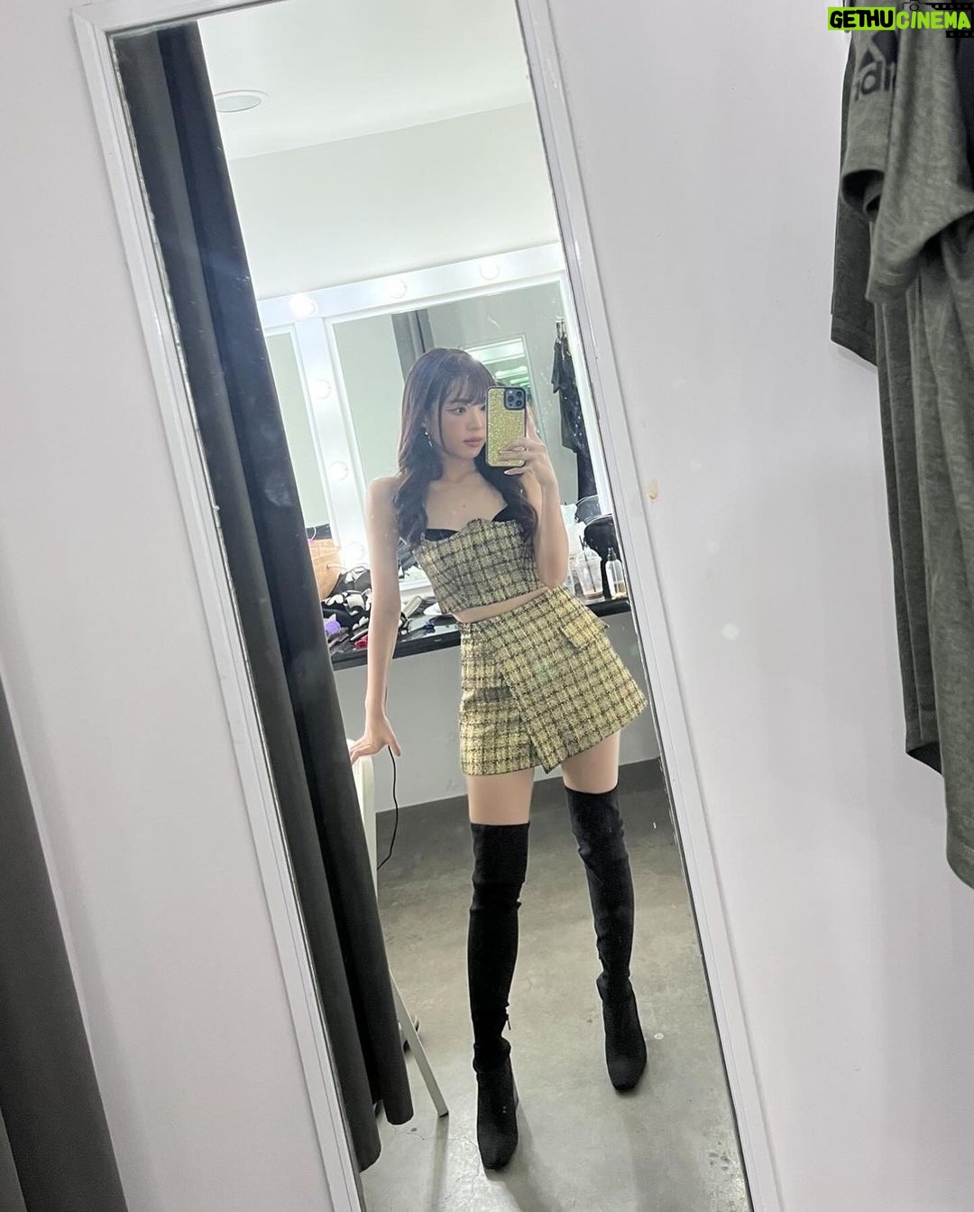 Pitchatorn Santinatornkul Instagram - random mirror selfie 🤍🥰🩷