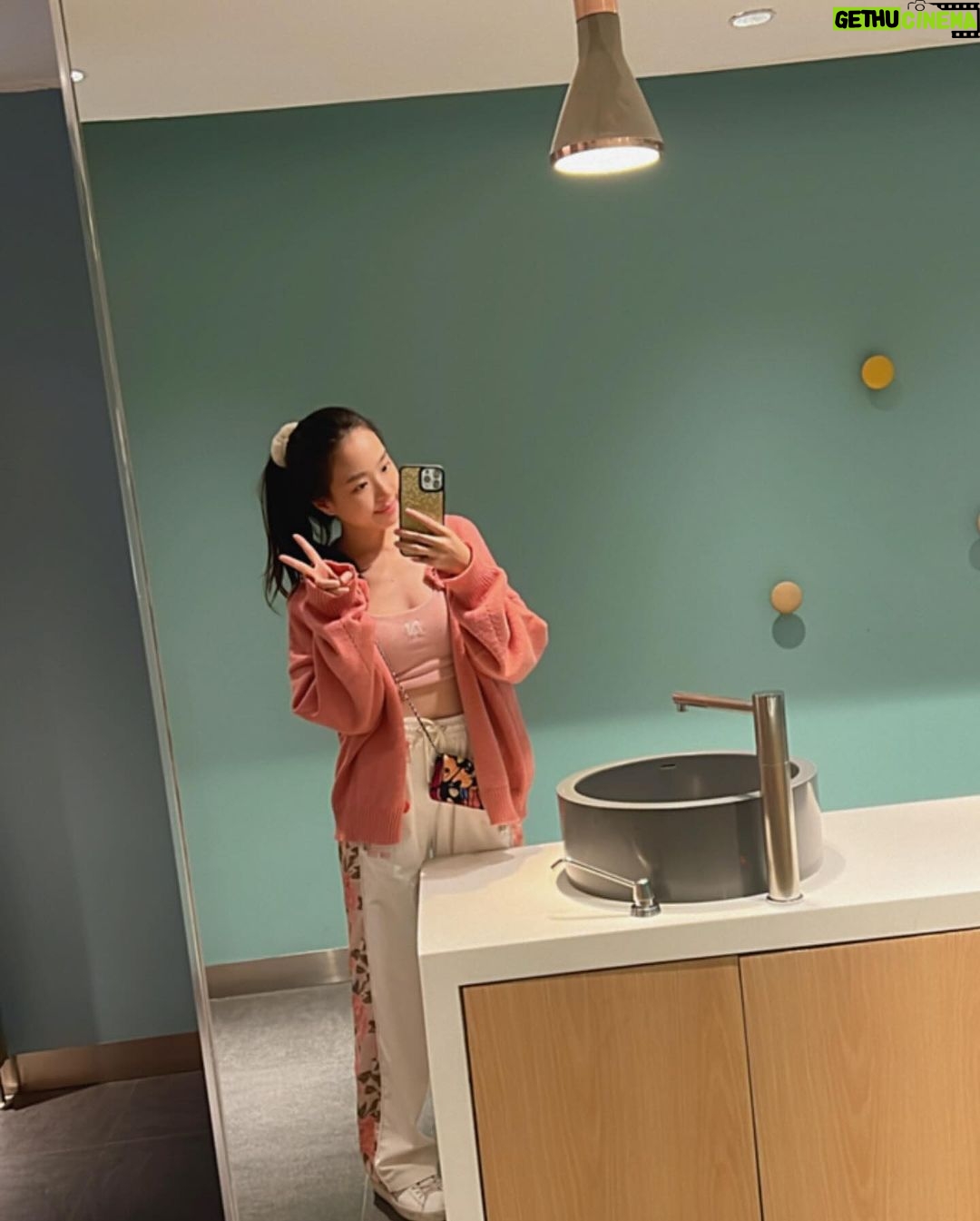 Pitchatorn Santinatornkul Instagram - random mirror selfie 🤍🥰🩷