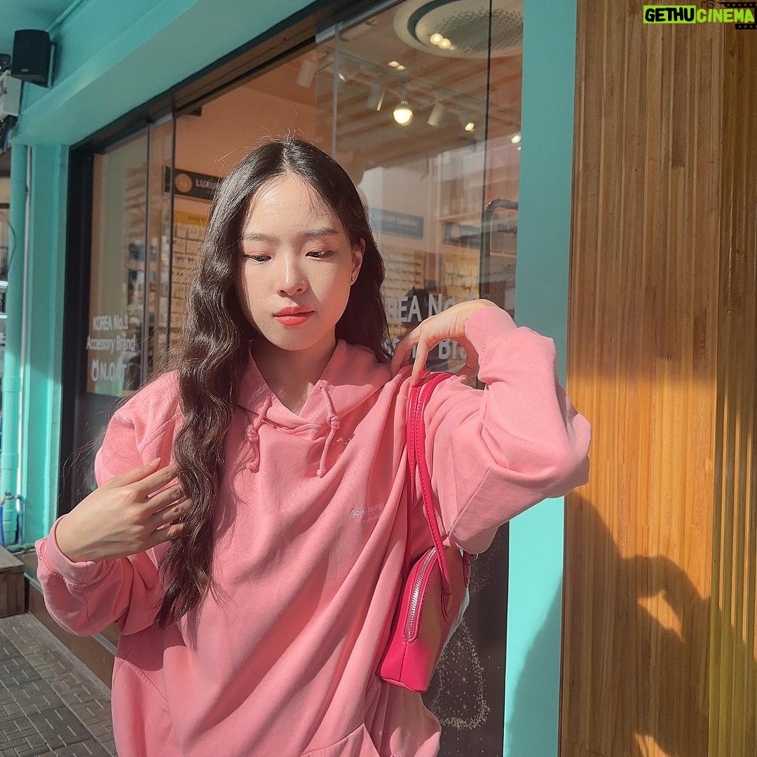 Pitchatorn Santinatornkul Instagram - sweater in summer ☀️ 👛 @hangles.co Circularclub