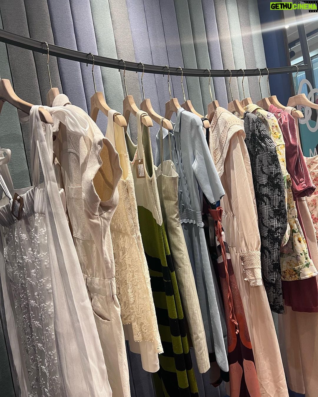 Pitchatorn Santinatornkul Instagram - Be Fashionable and Sustainable with us ! cuz USED is not Wasted 👗 หันซ้ายเจอเสื้อผ้ามือสองคุณภาพดีจาก @hangles.co หันขวาเจอเสื้อผ้า recycled จาก @circularclub.th แวะมากันได้น้าที่ Siam Square Soi 2 งับ 朋友们!如果有机会来泰国,别忘来我们的二手服装店购物呀 😘 #hangles #สายแฟแคร์โลก Circularclub