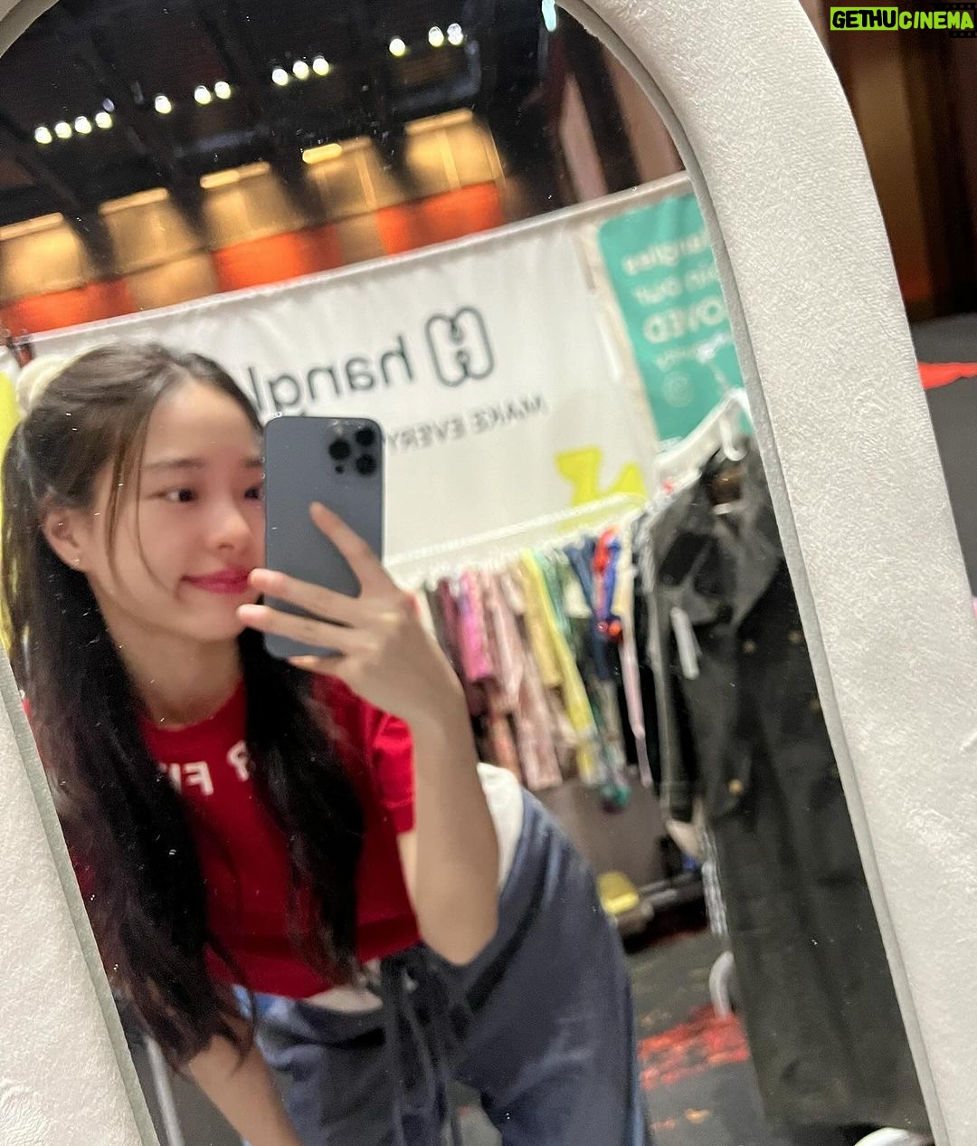 Pitchatorn Santinatornkul Instagram - 3-4 กพนี้ เจอกับ @hangles.co & @circularclub.th ที่งาน ZAAP SALE FEST ครั้งที่ 2 💚👗ขนสินค้าแฟชั่นมือรองไปเพียบ มากันน้า (พรุ่งนี้แล้วนะ 11.00-21.30) 📍Icon Siam, True Icon Hall - 7th floor (Booth 174-175) ZAAP รอบนี้รวมโปรเด็ดแบรนด์ดังกว่า 200 แบรนด์ มีแจกอั่งเปา & กิจกรรมสนุกๆ แจกทองรวมรางวัลมูลค่ากว่า 100,000 บาท #zaapsalefest2 #สายแฟแคร์โลก #เสื้อผ้ามือสอง #กระเป๋ามือสอง #รองเท้ามือสอง ICONSIAM