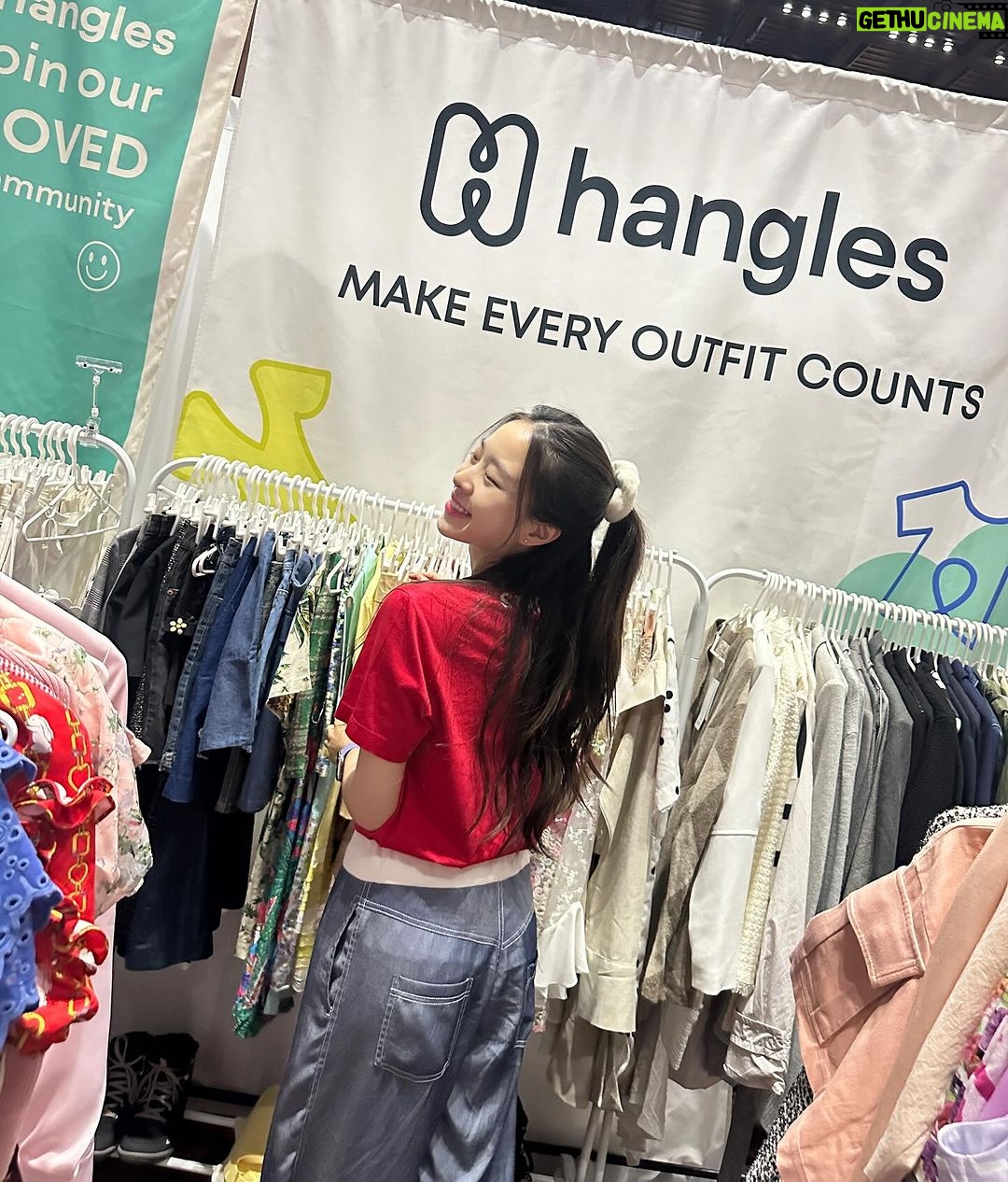 Pitchatorn Santinatornkul Instagram - 3-4 กพนี้ เจอกับ @hangles.co & @circularclub.th ที่งาน ZAAP SALE FEST ครั้งที่ 2 💚👗ขนสินค้าแฟชั่นมือรองไปเพียบ มากันน้า (พรุ่งนี้แล้วนะ 11.00-21.30) 📍Icon Siam, True Icon Hall - 7th floor (Booth 174-175) ZAAP รอบนี้รวมโปรเด็ดแบรนด์ดังกว่า 200 แบรนด์ มีแจกอั่งเปา & กิจกรรมสนุกๆ แจกทองรวมรางวัลมูลค่ากว่า 100,000 บาท #zaapsalefest2 #สายแฟแคร์โลก #เสื้อผ้ามือสอง #กระเป๋ามือสอง #รองเท้ามือสอง ICONSIAM
