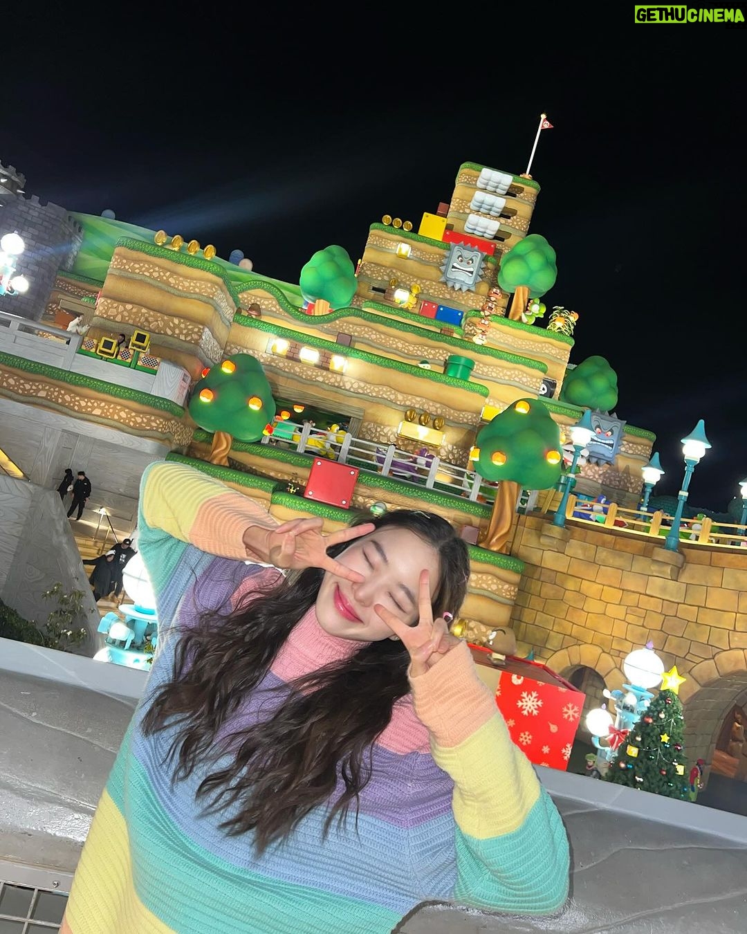 Pitchatorn Santinatornkul Instagram - Last day of 2023 & First day of 2024 🌈 with minions 🥹 ซื้อหมวกมาริโอ้เพราะฝนตก แต่สุดท้ายต้องใส่มินเนี่ยน❄️ Note : ขอบคุณทุกๆคนมากๆเลยนะคะที่เป็นห่วงพวกเรา นุ่นและครอบครัวปลอดภัยน้างับ 🤍 Universal Studio Japan スパイダーマン
