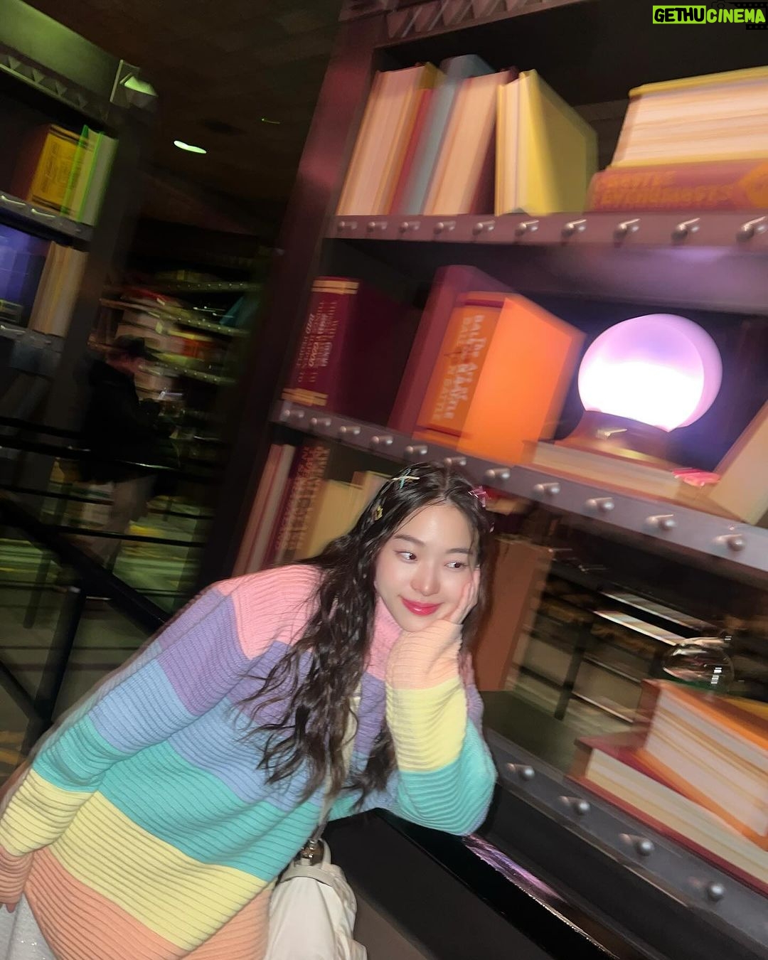 Pitchatorn Santinatornkul Instagram - Last day of 2023 & First day of 2024 🌈 with minions 🥹 ซื้อหมวกมาริโอ้เพราะฝนตก แต่สุดท้ายต้องใส่มินเนี่ยน❄️ Note : ขอบคุณทุกๆคนมากๆเลยนะคะที่เป็นห่วงพวกเรา นุ่นและครอบครัวปลอดภัยน้างับ 🤍 Universal Studio Japan スパイダーマン