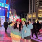 Pitchatorn Santinatornkul Instagram - Last day of 2023 & First day of 2024 🌈 with minions 🥹 ซื้อหมวกมาริโอ้เพราะฝนตก แต่สุดท้ายต้องใส่มินเนี่ยน❄️ Note : ขอบคุณทุกๆคนมากๆเลยนะคะที่เป็นห่วงพวกเรา นุ่นและครอบครัวปลอดภัยน้างับ 🤍 Universal Studio Japan スパイダーマン