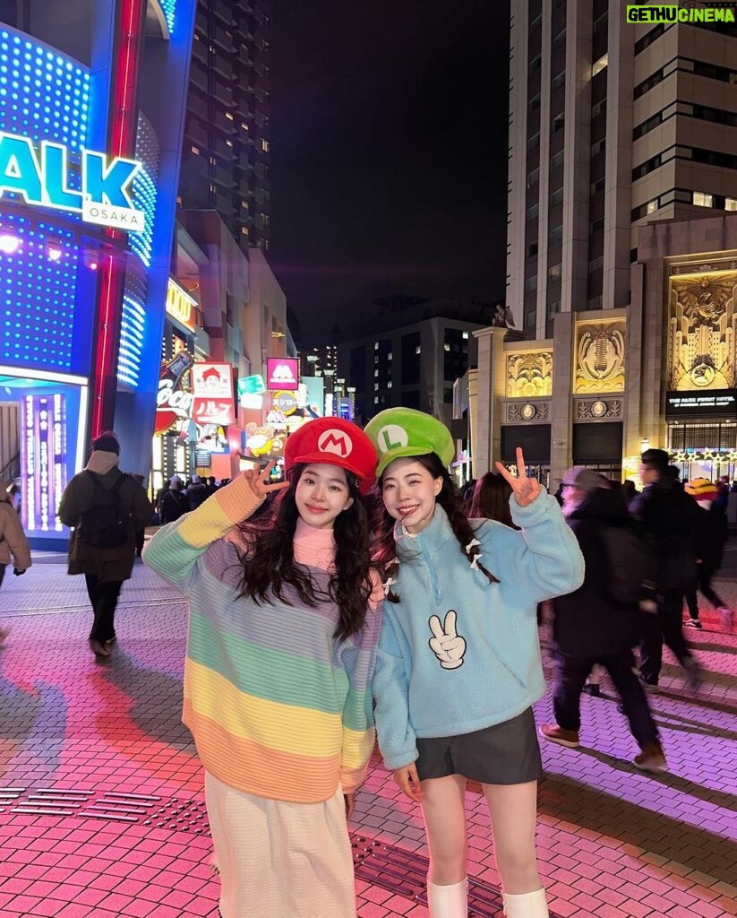Pitchatorn Santinatornkul Instagram - Last day of 2023 & First day of 2024 🌈 with minions 🥹 ซื้อหมวกมาริโอ้เพราะฝนตก แต่สุดท้ายต้องใส่มินเนี่ยน❄ Note : ขอบคุณทุกๆคนมากๆเลยนะคะที่เป็นห่วงพวกเรา นุ่นและครอบครัวปลอดภัยน้างับ 🤍 Universal Studio Japan スパイダーマン