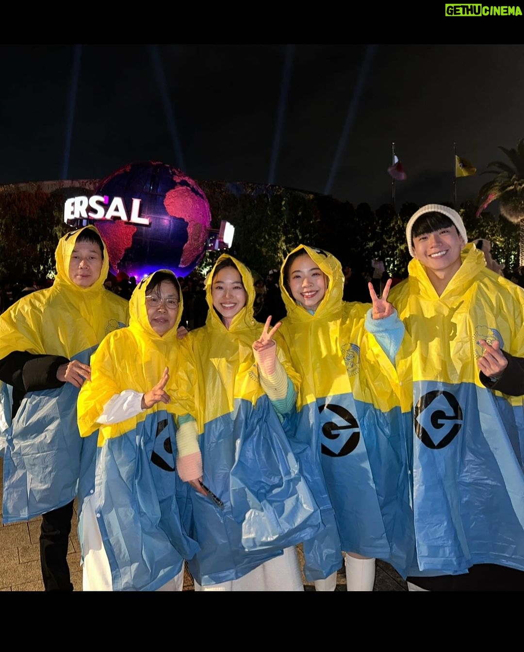 Pitchatorn Santinatornkul Instagram - Last day of 2023 & First day of 2024 🌈 with minions 🥹 ซื้อหมวกมาริโอ้เพราะฝนตก แต่สุดท้ายต้องใส่มินเนี่ยน❄️ Note : ขอบคุณทุกๆคนมากๆเลยนะคะที่เป็นห่วงพวกเรา นุ่นและครอบครัวปลอดภัยน้างับ 🤍 Universal Studio Japan スパイダーマン