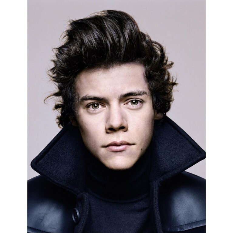 Platon Instagram - harry styles. I took this picture during a whirlwind photo session with the entire One Direction clan. I remember having one hour to photograph a group shot, as well as individual sittings with each band member. This restrictive timing only added to the intensity of the moment. I must admit, I knew very little about the group, but I am always happy to learn, and at the time of the photo session I was told they were the biggest act in the world. Harry clearly stood out for me. In this picture he has a magical quality, and it was so easy to capture him. He was charming and inquisitive, and I was surprised at how unguarded he was. I post this picture as a tribute to Harry who has now emerged as a major artist in his own right. I was proud to include Harry’s iris in my latest NFT drop, and I am pleased to announce @talb3311 is the winner of our competition – GUESS WHO? Congratulations on winning my signed copy of PLATON’S REPUBLIC. Thank you all for playing the game. Harry Styles, EYE salute you.