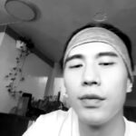 PoLin Tung Instagram - 早安， 昨晚私訊我的朋友們，要我不要這麼吊人心弦的朋友們，來～ 有副歌的身後 🤍 我最近都陷入在這首歌裡面，尤其知道他背後的故事後更加的能將這一類的情感附著然後唱著抒發，真是一首好歌。 #身後cover