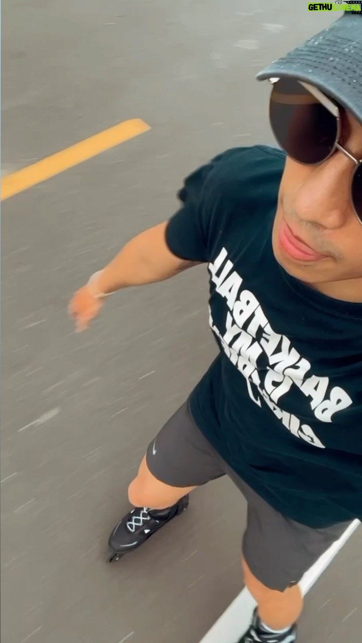 PoLin Tung Instagram - 最近在學著認真過生活 試著心無旁念的做好事情 早起餵狗、盥洗、健身房、刷吉他 去工作室弄些有的沒的 研究一些喜歡的東西 不管是什麼... 全心全意的投入在當下的感覺 就是一種高品質的享受 我打算在我新的一年都如此 還有.. 滑直排輪聽歌是最近最大的愛好 也想跟大家分享這一點的生活樂趣 希望我們都不要忘記留時間給”自己” 跟著蝴蝶走就不會迷路了 迷路了就玩一下 體驗一下別的感受 我想它都是有意義的 蝴蝶一定會再回來 🦋 逢九不過生日 那把祝福給出去 我們每人一句 「願世界和平善良健康!」 然後… 我其實不會打籃球 😅