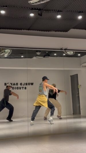 PoLin Tung Instagram - 和兩個舞蹈才子Larry與田田交流一下
雖然不是我熟悉的風格但是跳的也滿爽的🙃
要謝謝田田和Larry 陪我一直跳
因為我一直錯😂
這大概是跳15次後錄的最好的一次 
（雖然我後面還是跳得很亂😅 ）
但是滿開心的的啦！完美就不好玩了 🤙🏼😌