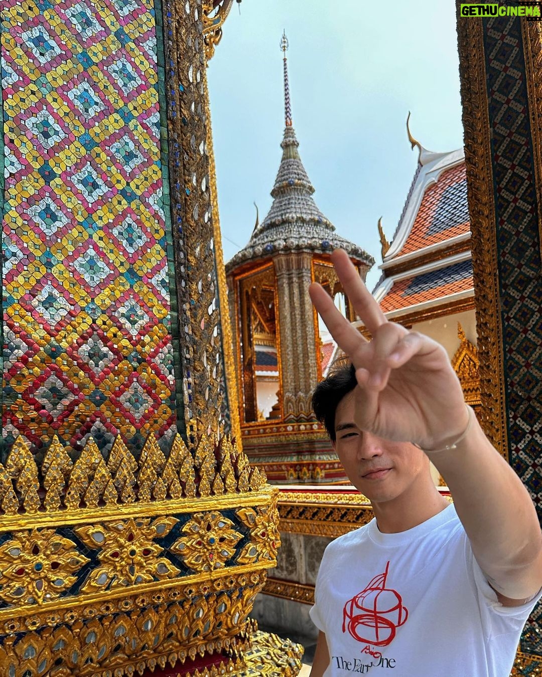 PoLin Tung - 4.5K Likes - "She decided to free herself, dance into the wind, create a new language. And birds fluttered around her, writing ‘yes' in the sky." - Monique Duval
#byebyethailand
#flamingos