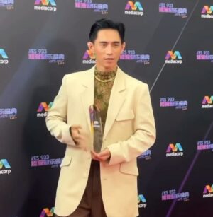 PoLin Tung Instagram - 好榮幸能夠在新加坡獲得這個獎，謝謝 @yes933 對我的肯定，也謝謝我的公司台灣索尼音樂和尖叫音樂，非常驚喜、開心。
It’s an honor to receive the Newcomer of the Year award in Singapore, thanks to yes933 and, of course, my label, Sony Music Taiwan, and OP Yellout Music. 

Wardrobe | @_demo_official  @tangtsungchien_studio 
Acc | @swarovski #swarovskitw