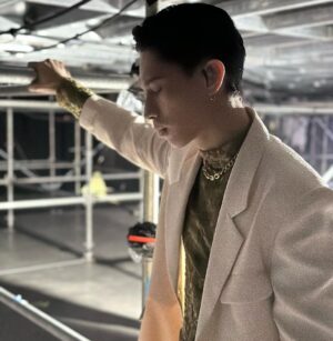 PoLin Tung Instagram - 好榮幸能夠在新加坡獲得這個獎，謝謝 @yes933 對我的肯定，也謝謝我的公司台灣索尼音樂和尖叫音樂，非常驚喜、開心。
It’s an honor to receive the Newcomer of the Year award in Singapore, thanks to yes933 and, of course, my label, Sony Music Taiwan, and OP Yellout Music. 

Wardrobe | @_demo_official  @tangtsungchien_studio 
Acc | @swarovski #swarovskitw