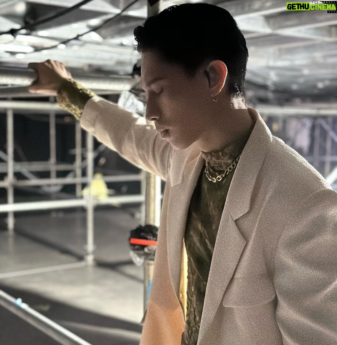 PoLin Tung - 2.8K Likes - 好榮幸能夠在新加坡獲得這個獎,謝謝 @yes933 對我的肯定,也謝謝我的公司台灣索尼音樂和尖叫音樂,非常驚喜、開心。
It’s an honor to receive the Newcomer of the Year award in Singapore, thanks to yes933 and, of course, my label, Sony Music Taiwan, and OP Yellout Music.
Wardrobe | @_demo_official @tangtsungchien_studio
Acc | @swarovski #swarovskitw