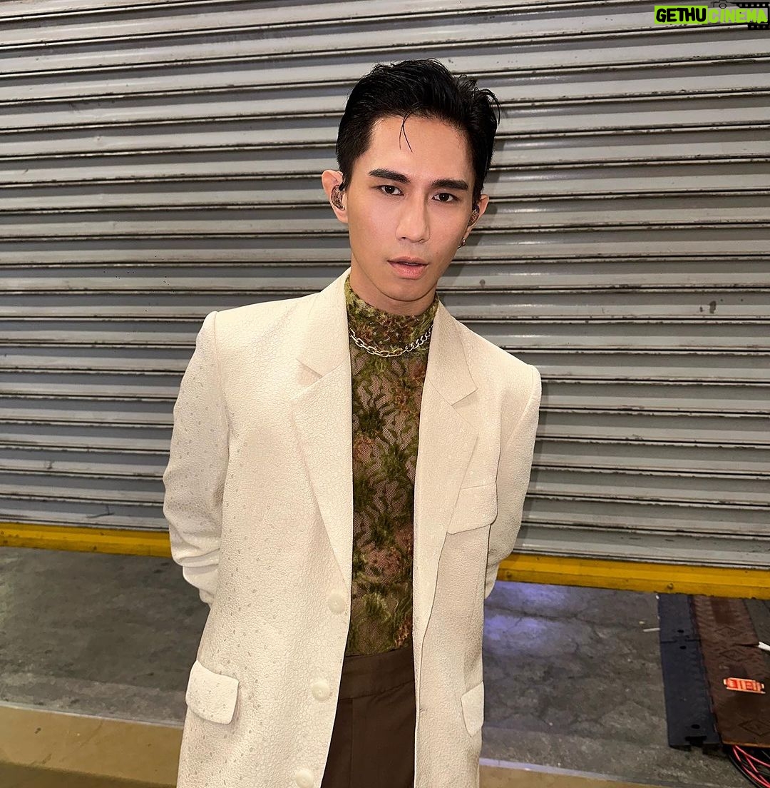 PoLin Tung Instagram - 好榮幸能夠在新加坡獲得這個獎,謝謝 @yes933 對我的肯定,也謝謝我的公司台灣索尼音樂和尖叫音樂,非常驚喜、開心。 It’s an honor to receive the Newcomer of the Year award in Singapore, thanks to yes933 and, of course, my label, Sony Music Taiwan, and OP Yellout Music. Wardrobe | @_demo_official @tangtsungchien_studio Acc | @swarovski #swarovskitw
