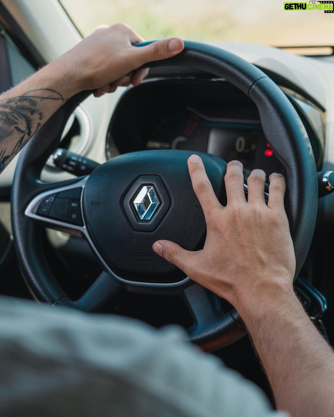 Pocah Instagram - Alguém quer uma carona? 🚗 O Renault Kwid E-Tech 100% elétrico foi a nossa escolha perfeita pra explorar Noronha e tudo que esse lugar lindo tem a oferecer 😍 @renaultbrasil #RenaultKwid #ETECH #CarbonoZero *ad 📸 @carolsabio
