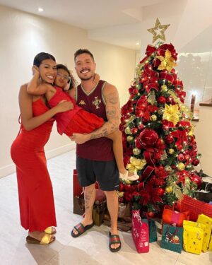 Pocah Instagram - Close de costas pra esconder o buchão da ceia 😂 
FELIZ NATAL A TODOS ❤️🎄