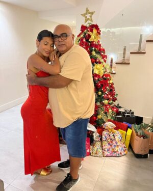 Pocah Instagram - Close de costas pra esconder o buchão da ceia 😂 
FELIZ NATAL A TODOS ❤️🎄