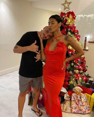 Pocah Instagram - Close de costas pra esconder o buchão da ceia 😂 
FELIZ NATAL A TODOS ❤️🎄