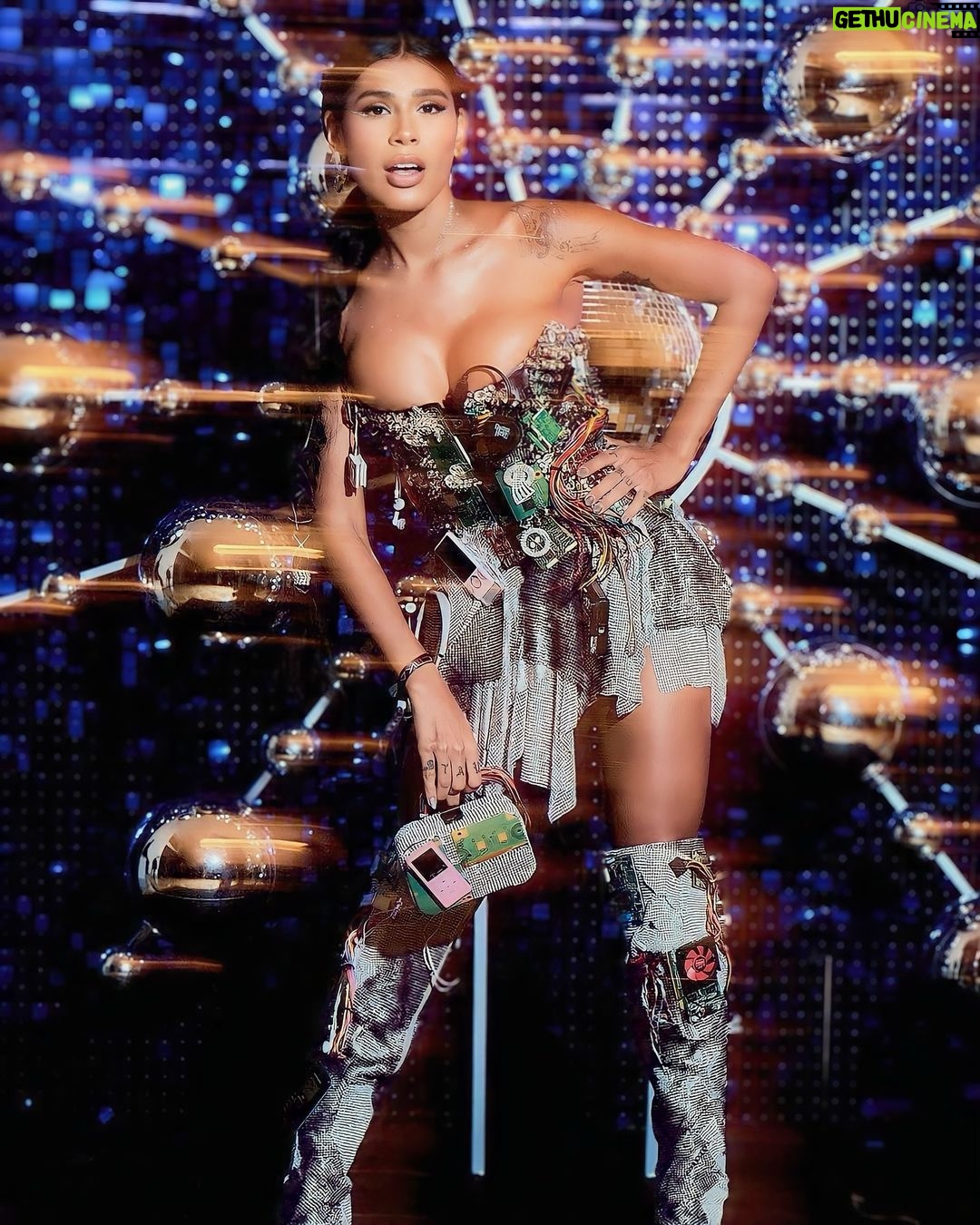 Pocah Instagram - QUE ORGULHO!! Meu look para o #BaileDaVogue entrou em destaque pela @voguebrasil por trazer a conscientização ambiental a respeito do lixo eletrônico e principalmente um questionamento a respeito do futuro da humanidade. 📱♻️ Moda é política e reflete as transformações no mundo. Estar na moda é ter coragem de dizer quem você é e em que você acredita por meio da roupa. A moda cósmica, retro-futurística da Galáctika foi inspiração para trazer à tona um assunto tão importante através do meu look! Buscamos chamar atenção e alertar para o descarte consciente desses materiais ao reutilizar como matéria prima peças de resíduos tecnológicos cedidas pelo @circoolabrasil, uma das empresas que tem como missão realizar uma mudança positiva no descarte de eletroeletrônicos e fazer o papel deles para mudar o nosso futuro! OBRIGADA A TODOS OS ENVOLVIDOS 💚 Direção criativa / styling: Ana.Ca’s Styling @anacas.styling Matéria prima disponibilizada pela Circoola Brasil @circoolabrasil Look: Erika Facuri @erikafacuri Bolsa: Erika Duque @duquerika Produção de moda: Lucas Bueno @lllbueno