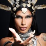 Pocah Instagram - Akasha a Mãe de todos os vampiros🔥 interpretada por Aaliyah ⭐️ em A Rainha dos Condenados. Esse filme me marcou muito, principalmente pela trilha sonora. Quem viveu essa época sabe do que eu tô falando ❤️ #HalloweenGG Meu time deu o nome na produção! PH @daldph makeup @tfbeauty_ Colar e cinto @erikafacuri Top e cabeça @styleopi Styling @anacas.styling